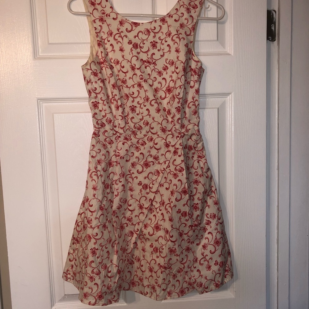 Sleeveless white dress with pink flower detail